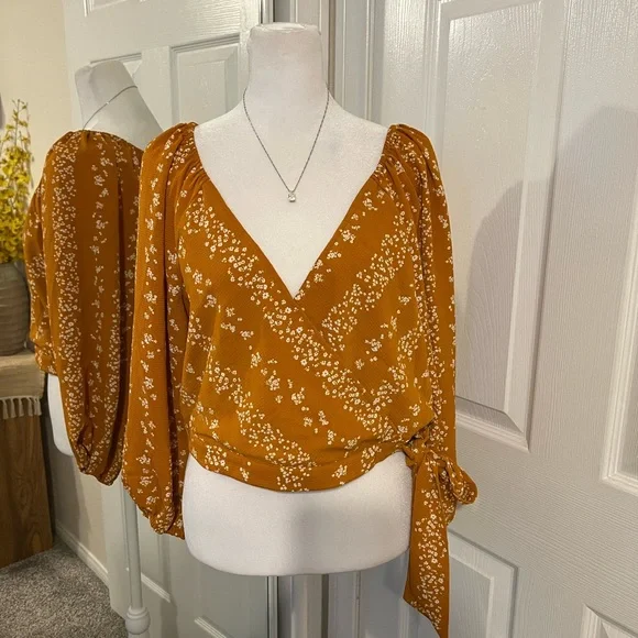 BCBG Ditsy Floral Crop Top Size L - Picture 3 of 8